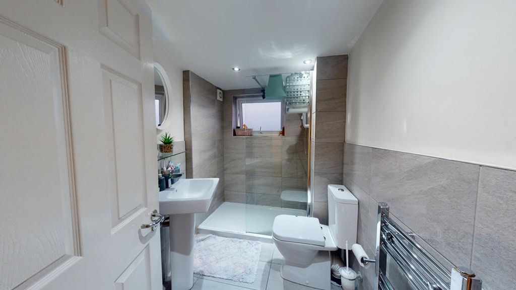 Property photo 2 of 11 A Beautifully Designed And Clean Bathroom Featurin...