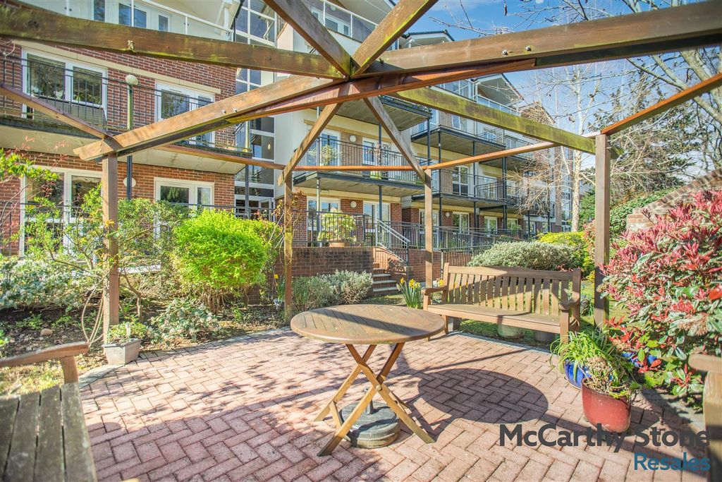 Property photo 2 of 23 Communal Gardens