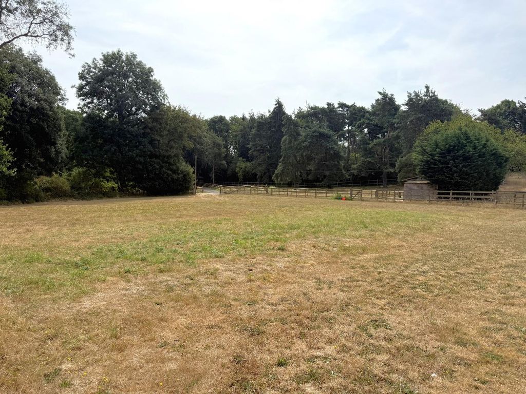 Property photo 2 of 25 Paddock