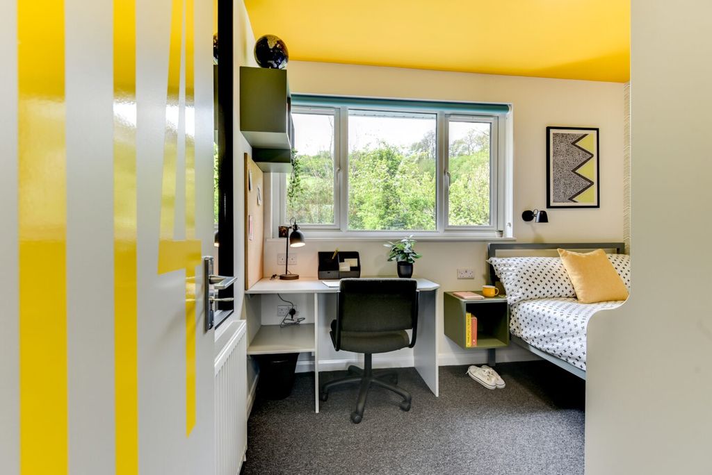 Property photo 2 of 6 Bright, Neatly Furnished Bedroom With A Study Desk...