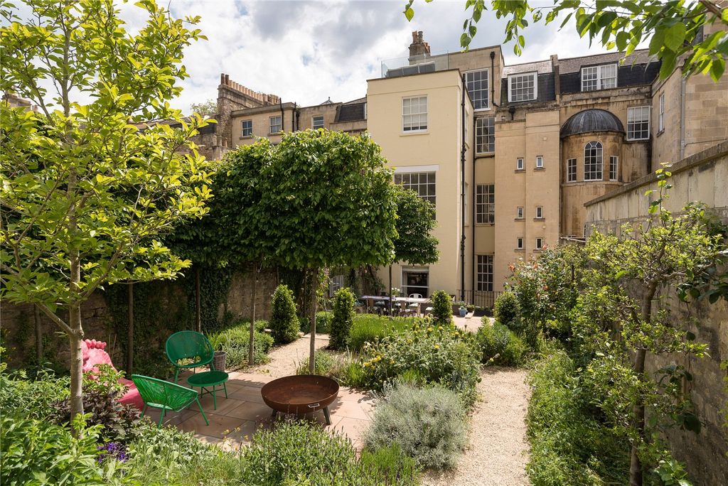 Property photo 2 of 21 Gardens