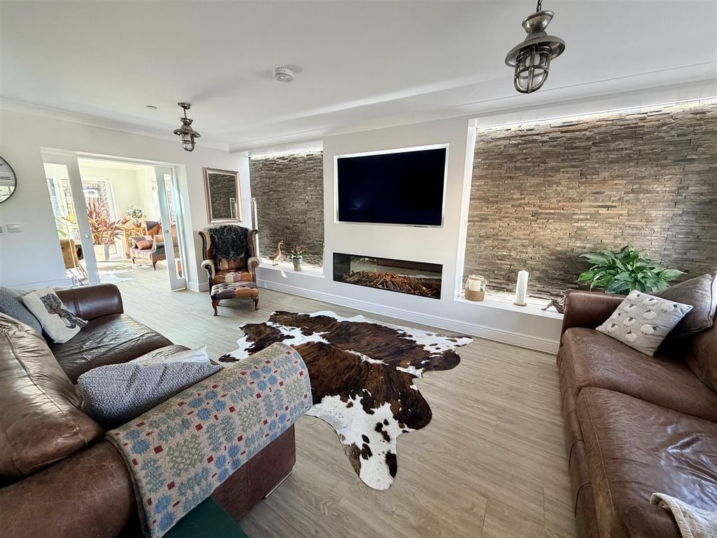 Property photo 2 of 26 Lounge