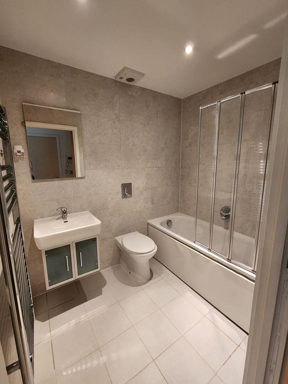 Property photo 1 of 11 Bathroom