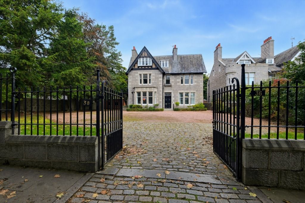 Property photo 1 of 50