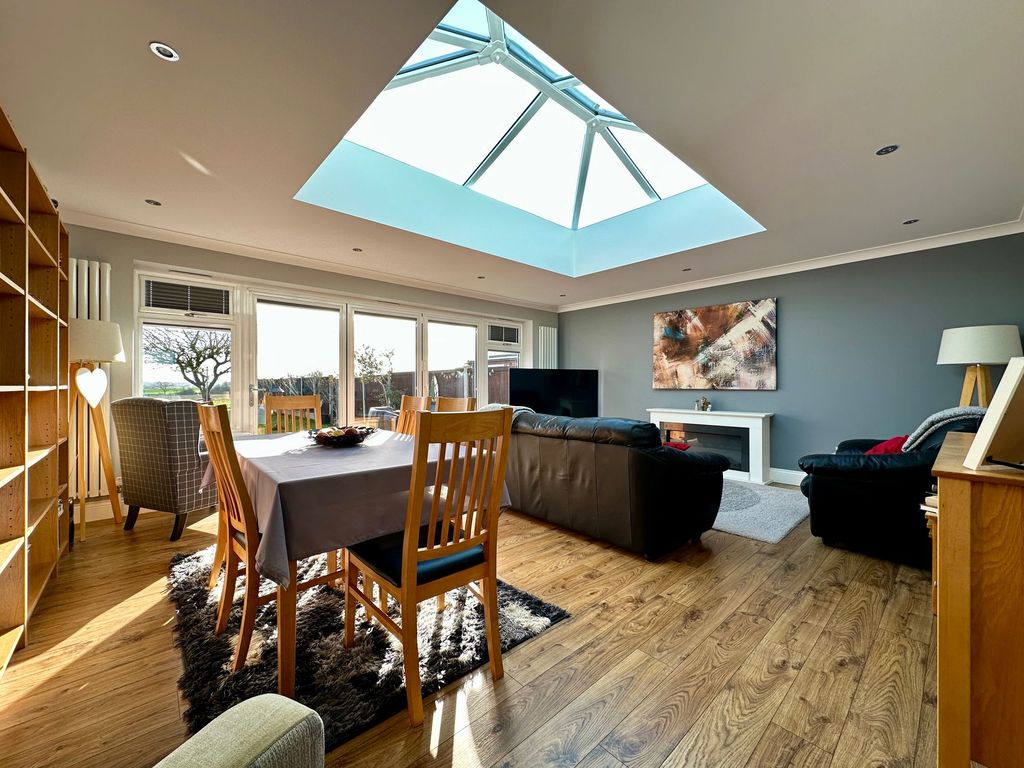 Property photo 3 of 14 Lounge