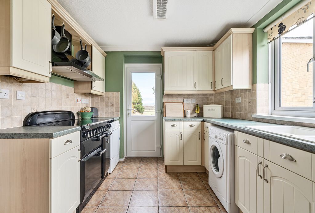 Property photo 2 of 24 1396249-23-698B21...