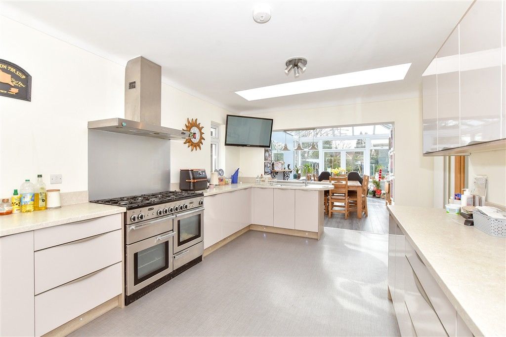 Property photo 3 of 18 Kitchen
