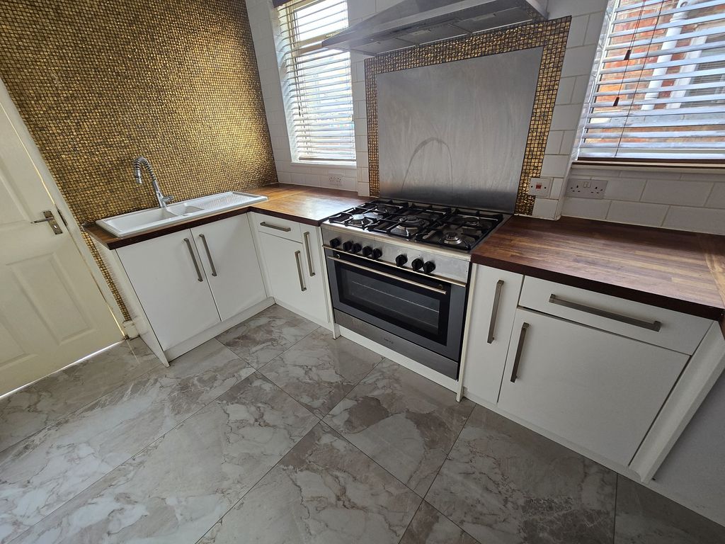 Property photo 3 of 11 Kitchen