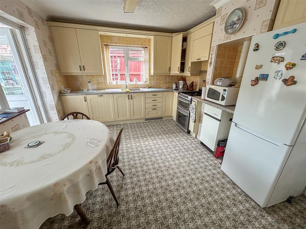 Property photo 3 of 18 Kitchen