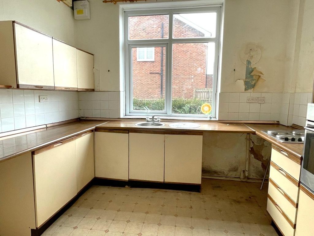 Property photo 3 of 14 Kitchen