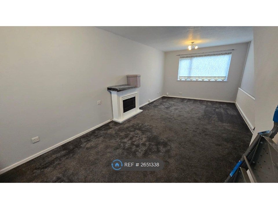 Property photo 2 of 9 Spacious Living Room