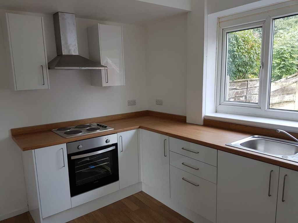 Property photo 3 of 11 Kitchen