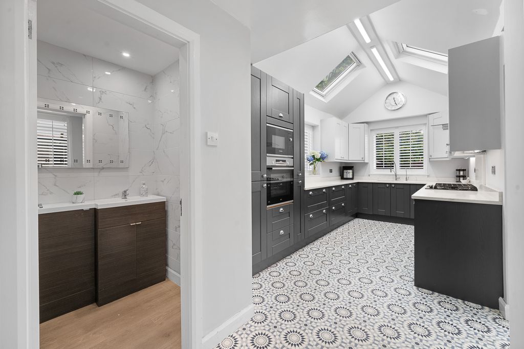 Property photo 2 of 40 Kitchen/Wc