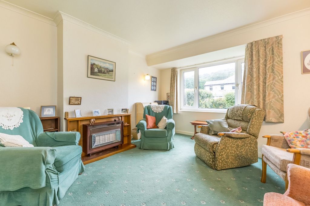 Property photo 2 of 19 Lounge