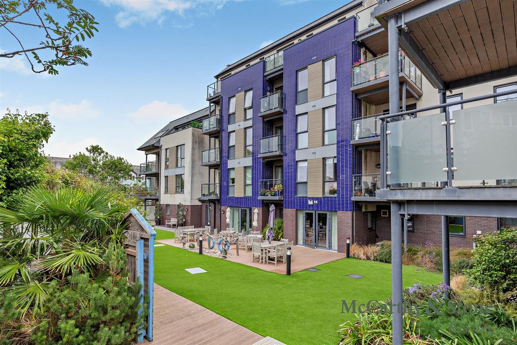 Property photo 1 of 17 Communal Gardens