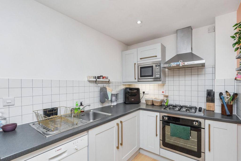 Property photo 3 of 18 Kitchen