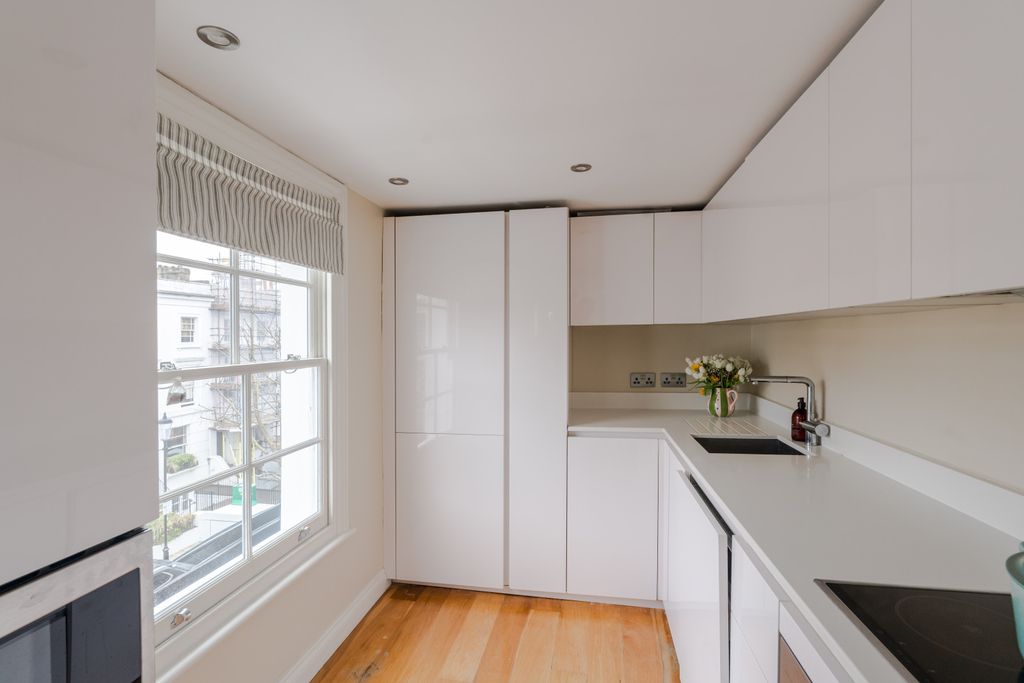 Property photo 3 of 11 Kitchen