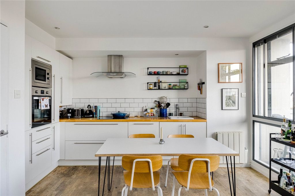 Property photo 2 of 11 Keeling House E2