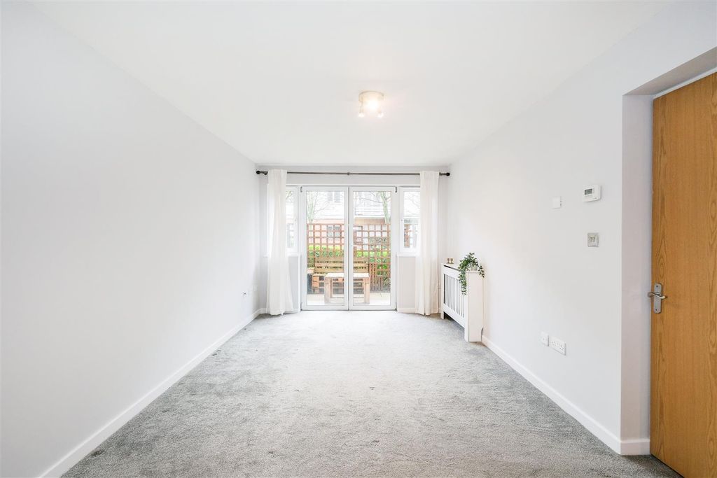 Property photo 2 of 27 18 Cannock Court-8.Jpg