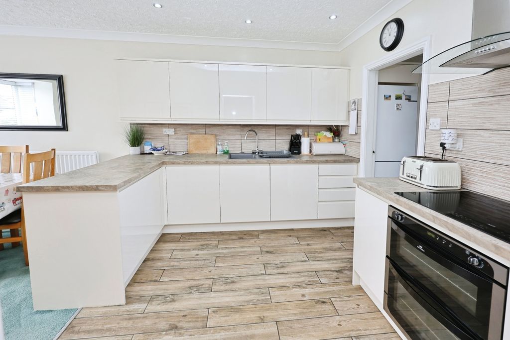 Property photo 3 of 16 Pbox-Kitchen-318898.Jpg