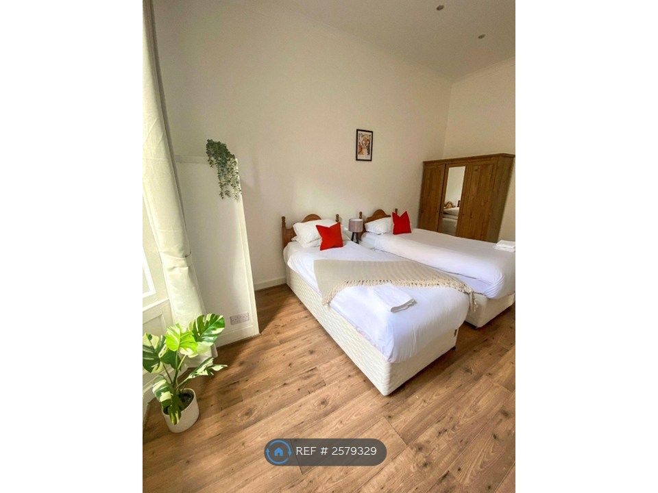 Property photo 1 of 12 Ensuite Bedroom