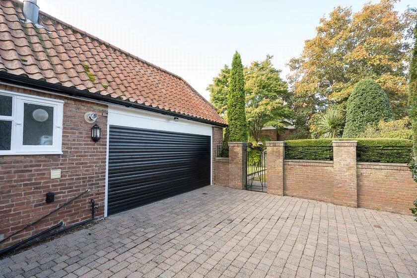 Property photo 3 of 22 Garage