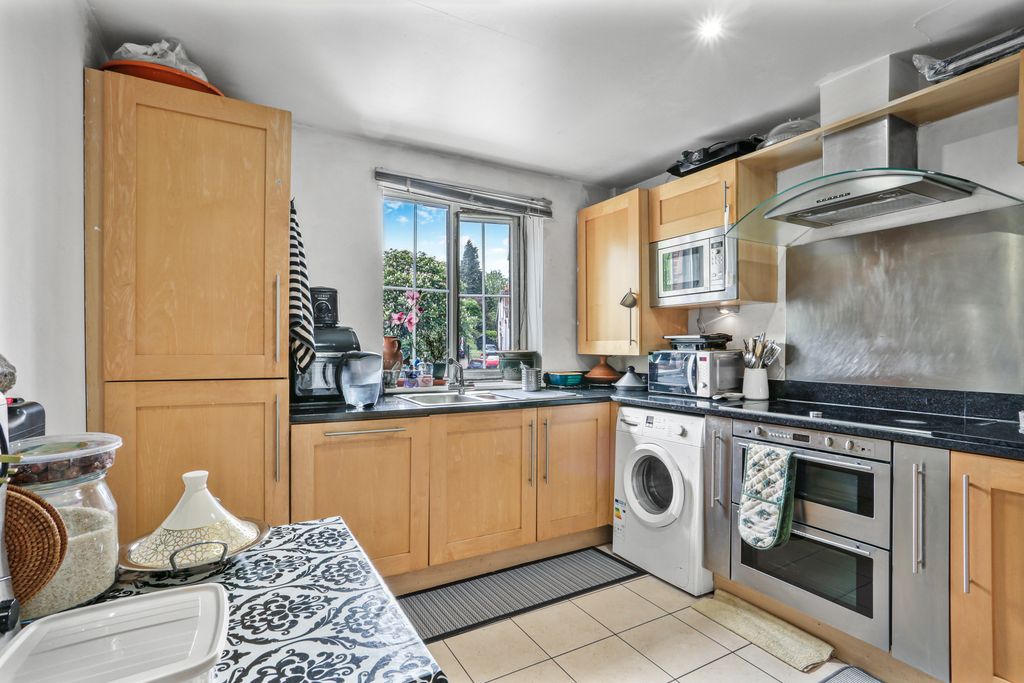 Property photo 3 of 13 1705045760 - 6, 6 Foxley Lane, Cr8 - 8