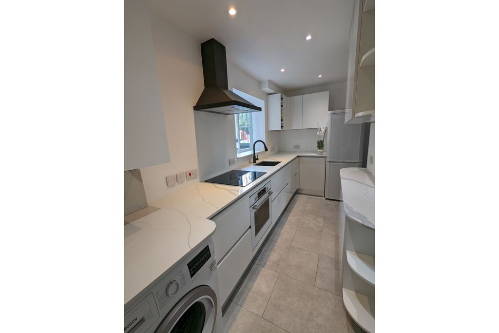 Property photo 3 of 11 Kitchen