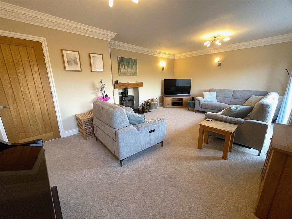 Property photo 2 of 38 Lounge