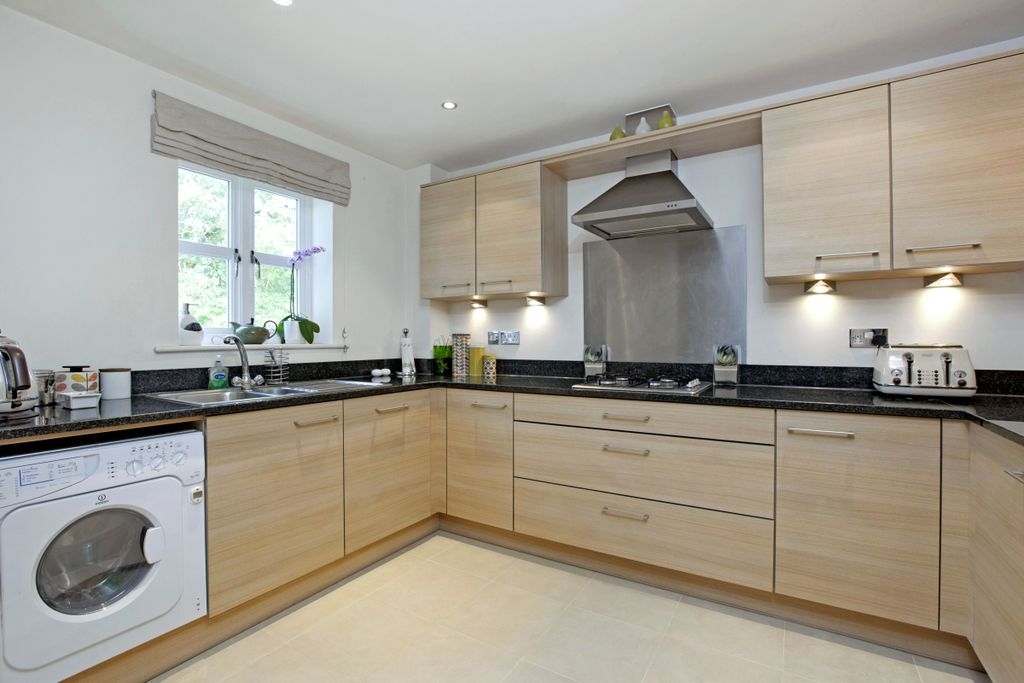Property photo 3 of 8 Kitchen