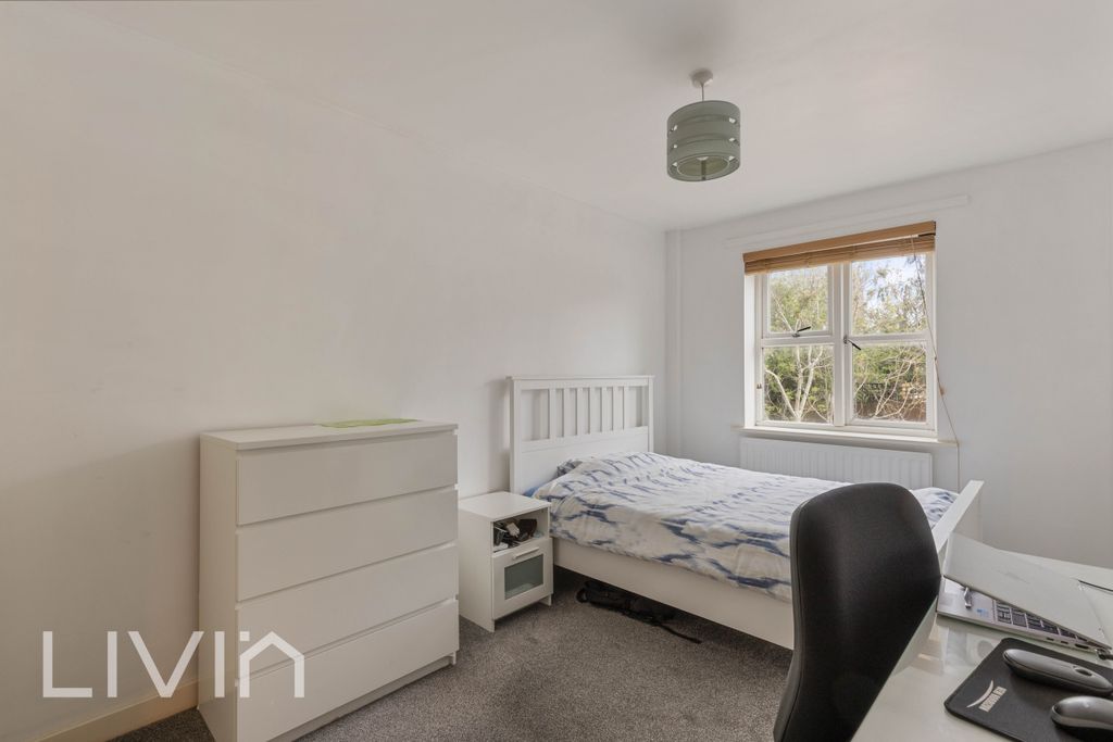 Property photo 3 of 13 20 Beaumaris Gardens, Se19 -  1