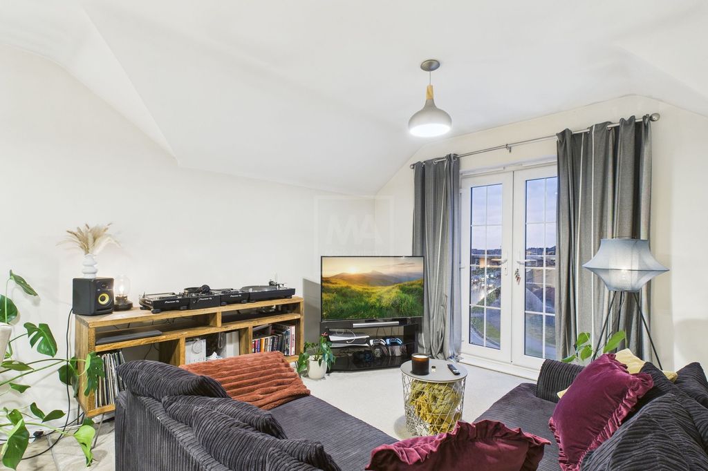 Property photo 3 of 12 Living Space