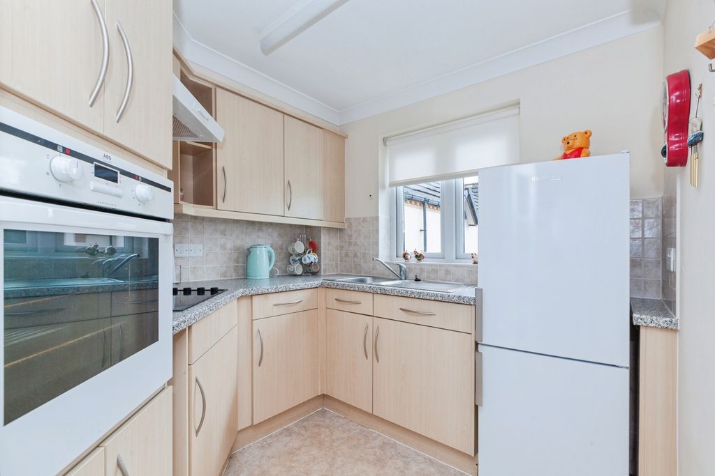 Property photo 3 of 17 Kitchen