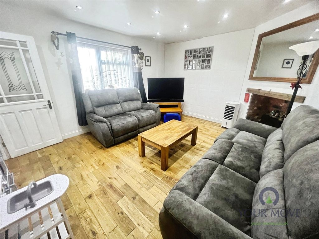 Property photo 3 of 11 Lounge