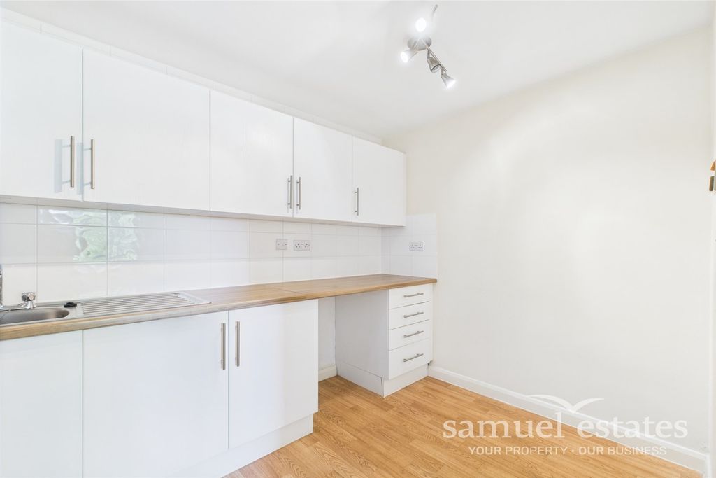 Property photo 3 of 6 Kitchen