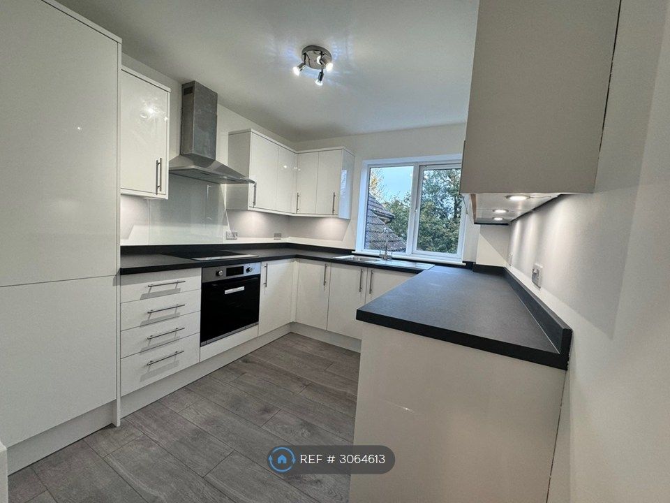 Property photo 3 of 11 Kitchen 1