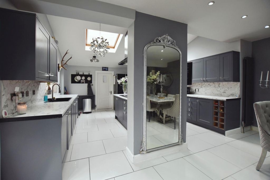 Property photo 3 of 27