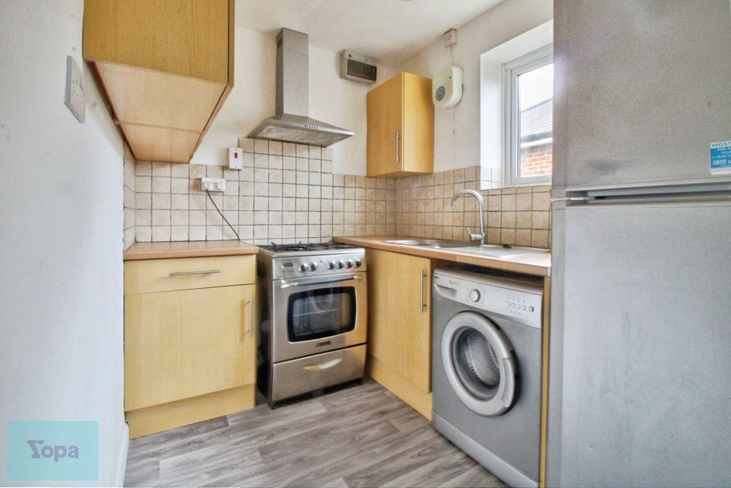 Property photo 2 of 10 E9671Af0-Kitchen