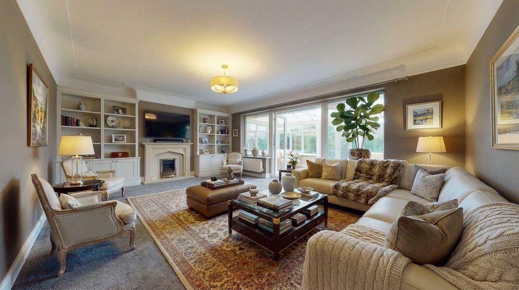 Property photo 3 of 28 Villiers Crescent Living Room, Potential
