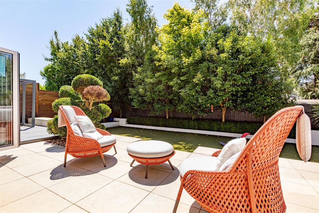 Property photo 3 of 20 Terrace