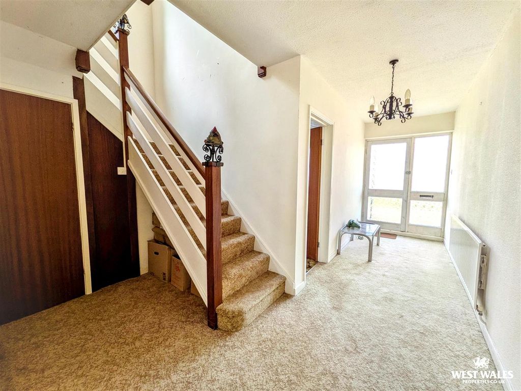 Property photo 3 of 23 10558.Jpg