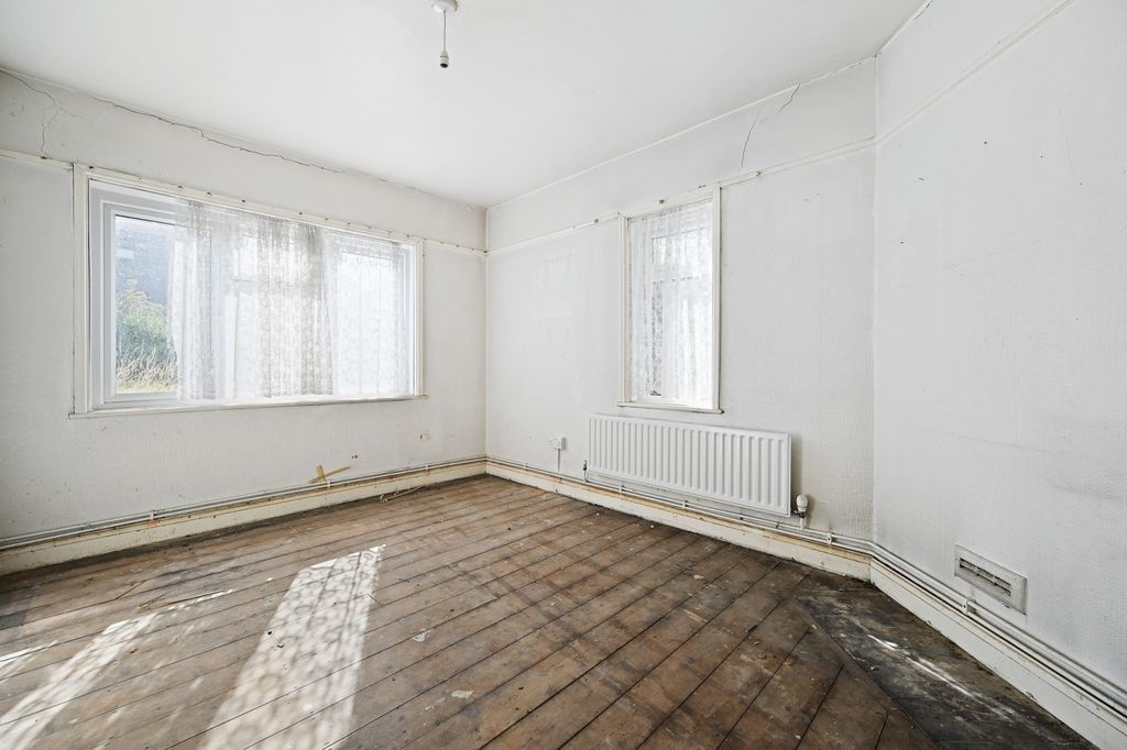 Property photo 2 of 11 Ahbb - 57 Claremont Road - Bedroom A6 (1)