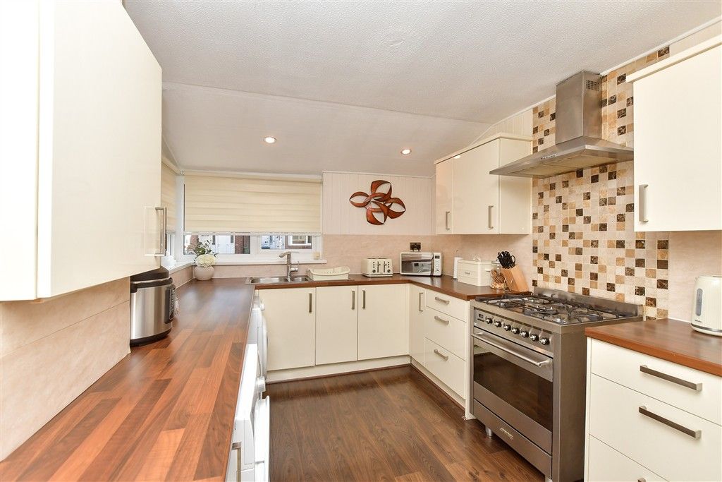 Property photo 3 of 10 Kitchen