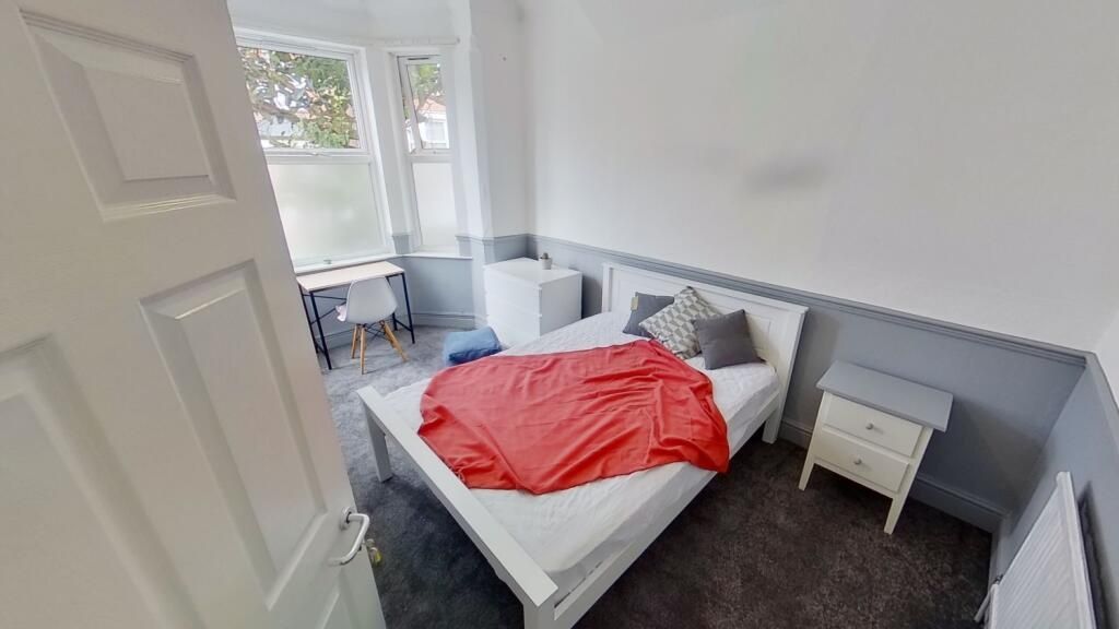 Property photo 1 of 8 A Clean And Simple Single Toilet Room With White W...