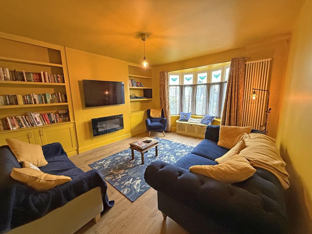 Property photo 3 of 26 Cresthill Road 6 - Lounge Front.Jpg