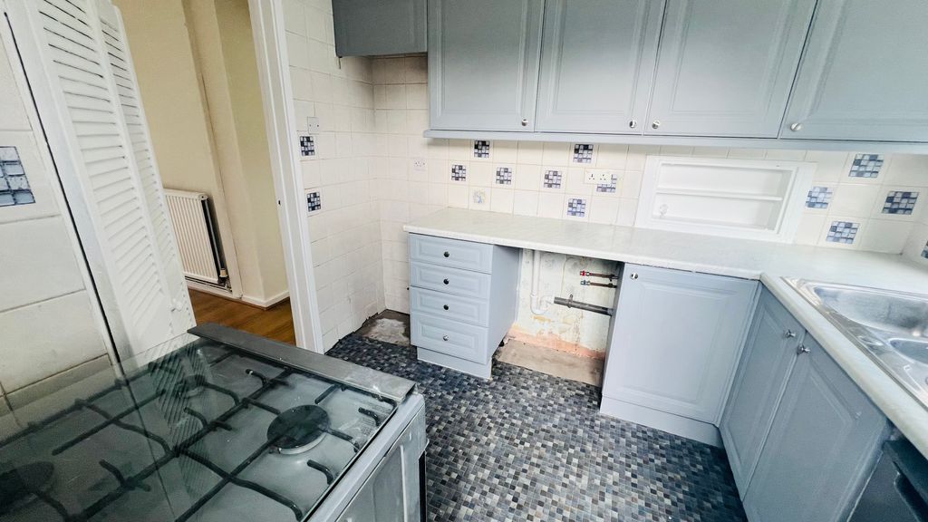 Property photo 3 of 19 Kitchen