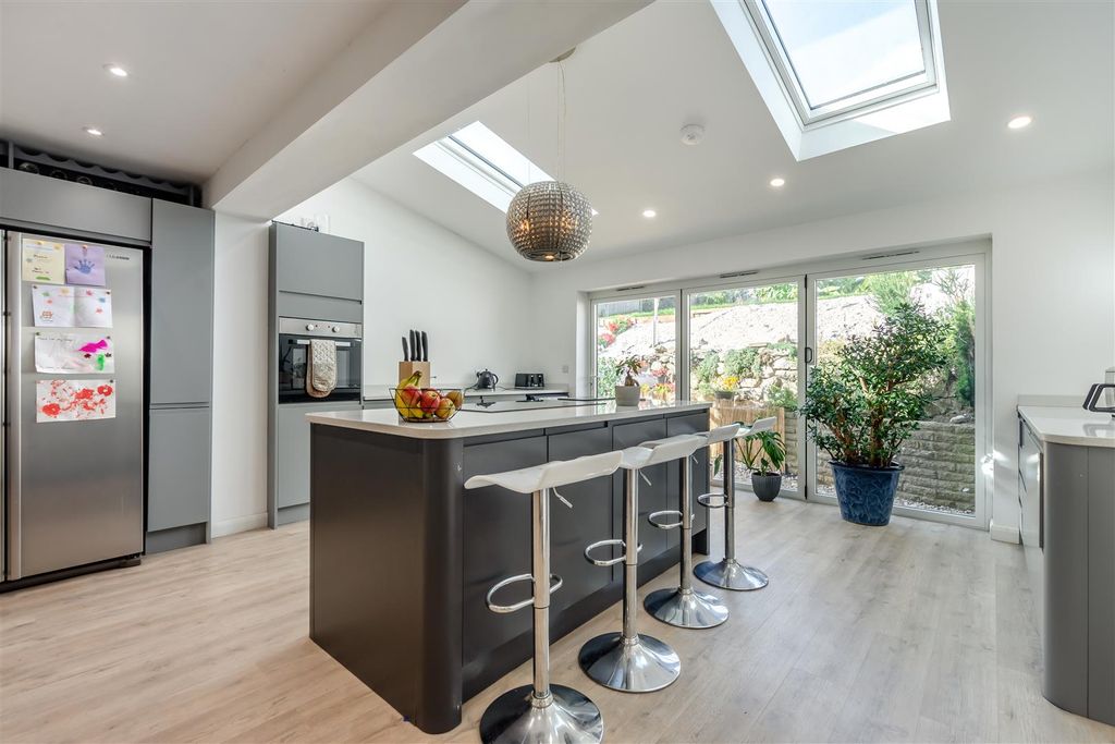 Property photo 3 of 17 8664321-Interior08.Jpg