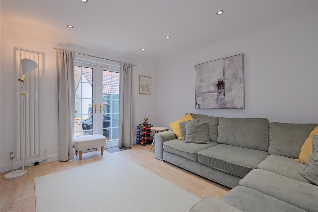 Property photo 2 of 33 Lounge