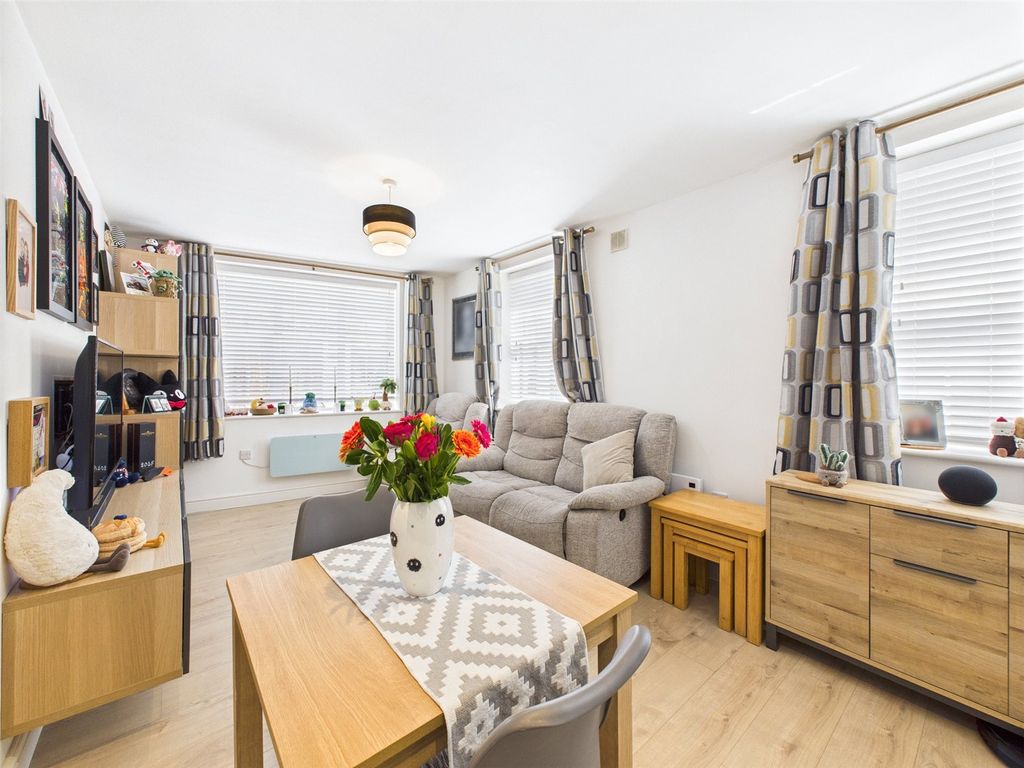 Property photo 2 of 17 Picture No. 32