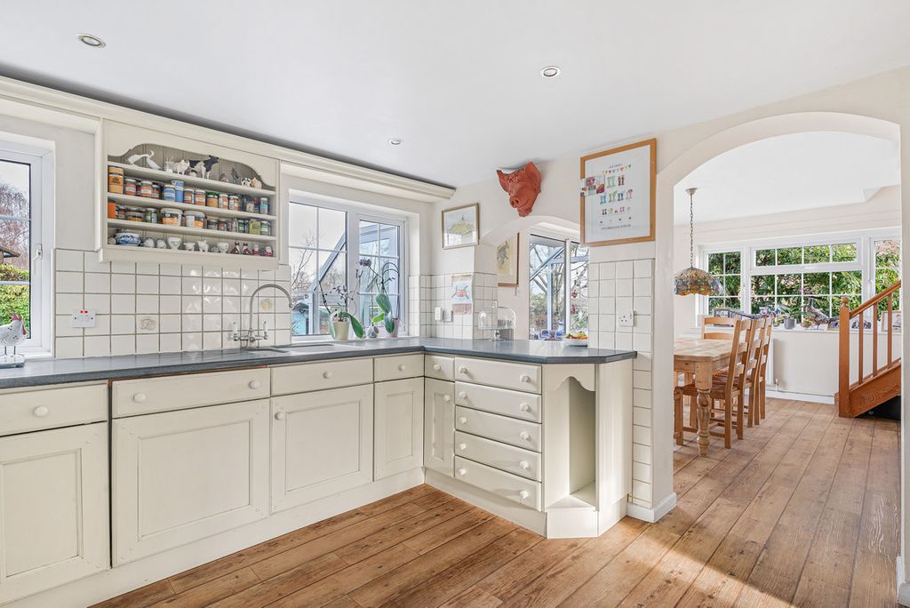 Property photo 2 of 33